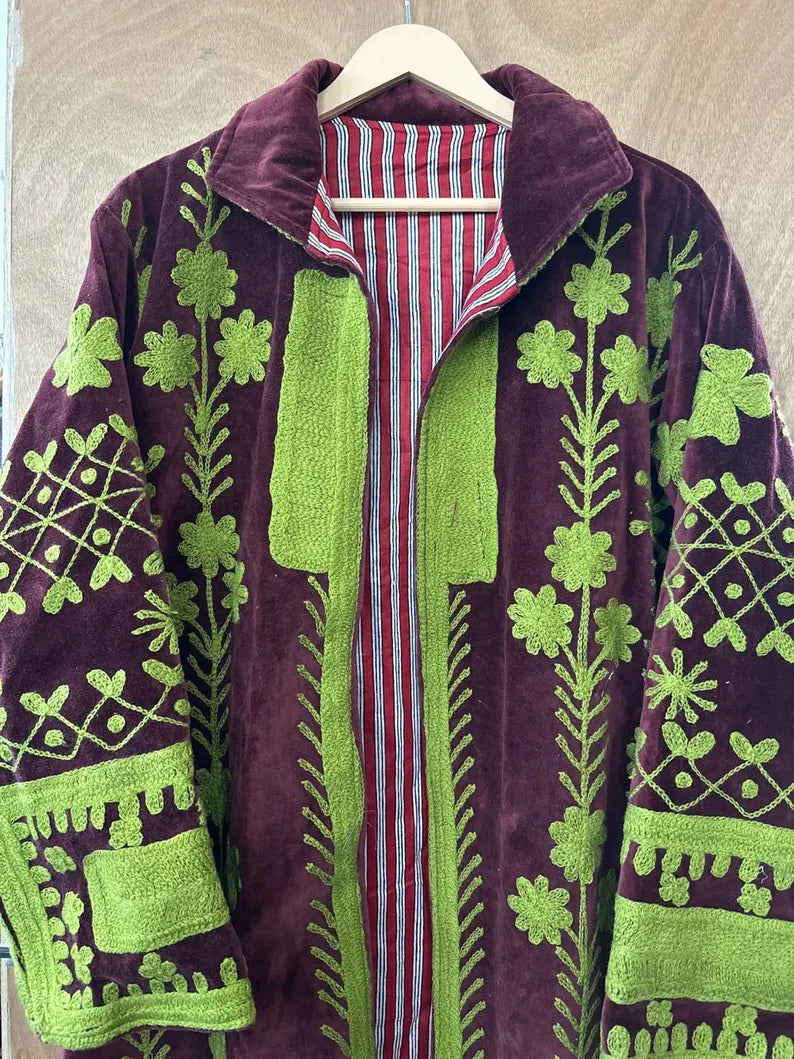 Abrigo bordado terciopelo berenjena y verde