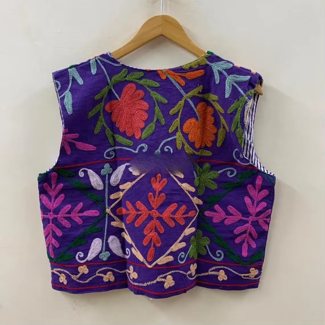 Chaleco terciopelo con bordados morado