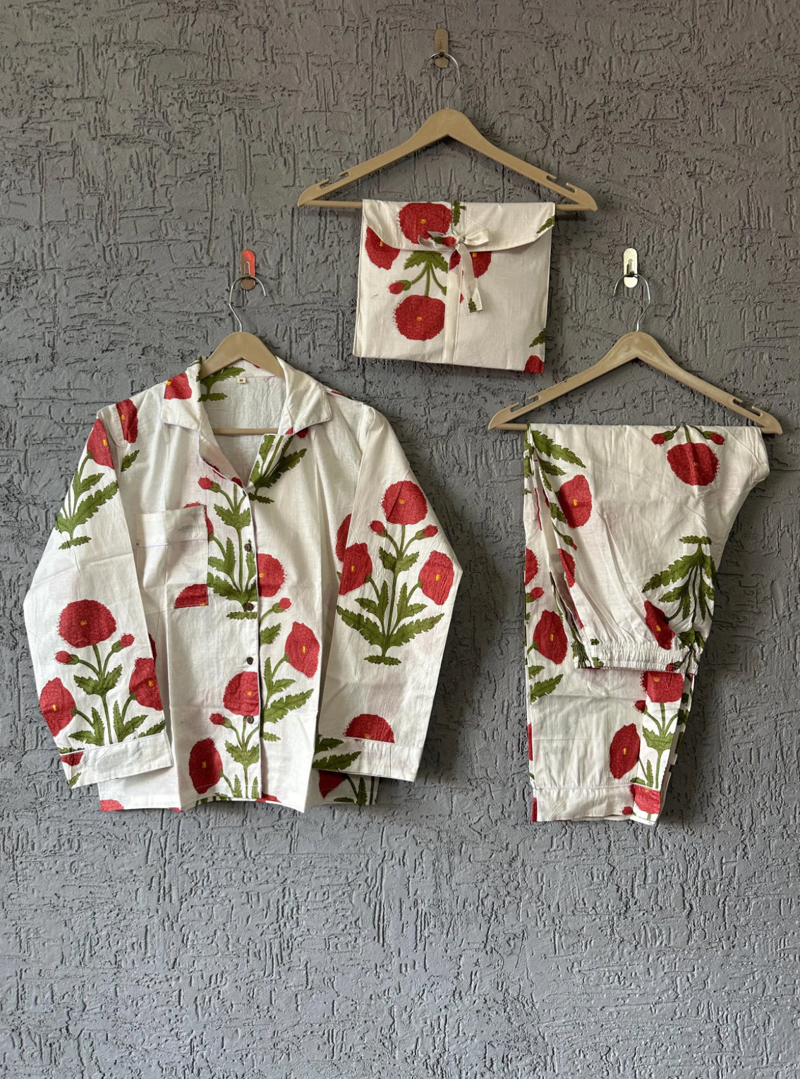 Pijama flores rojas