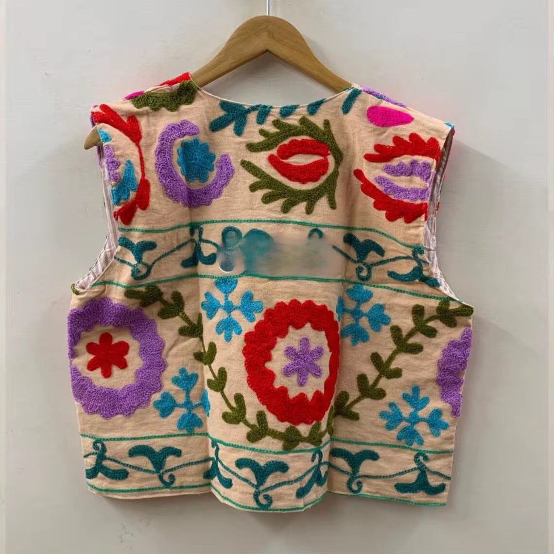 Chaleco terciopelo con bordados blanco