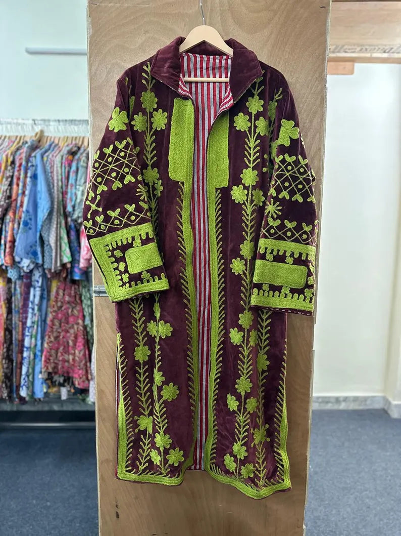 Abrigo bordado terciopelo berenjena y verde