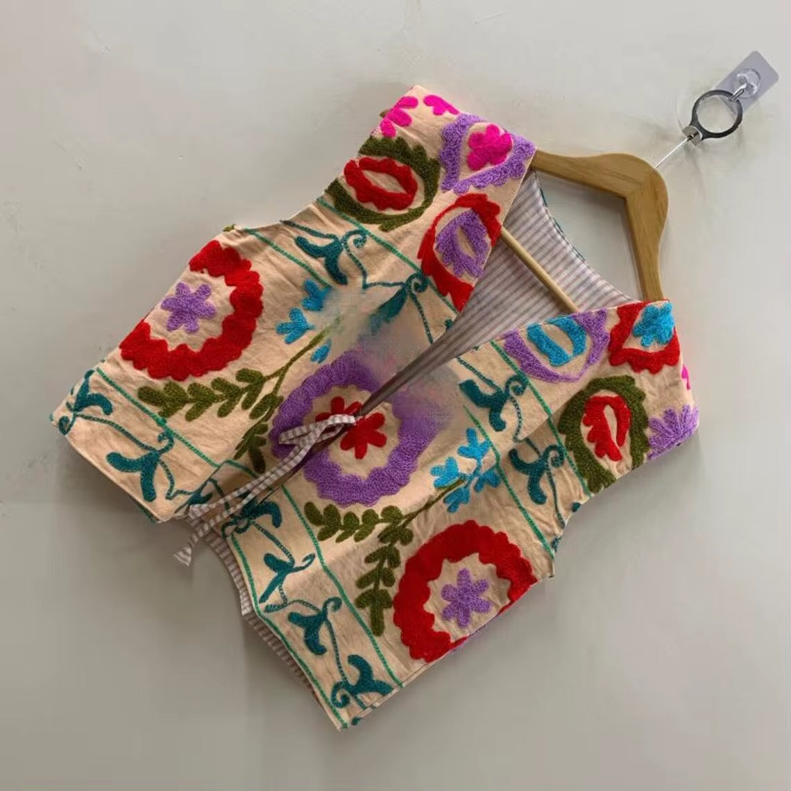 Chaleco terciopelo con bordados blanco