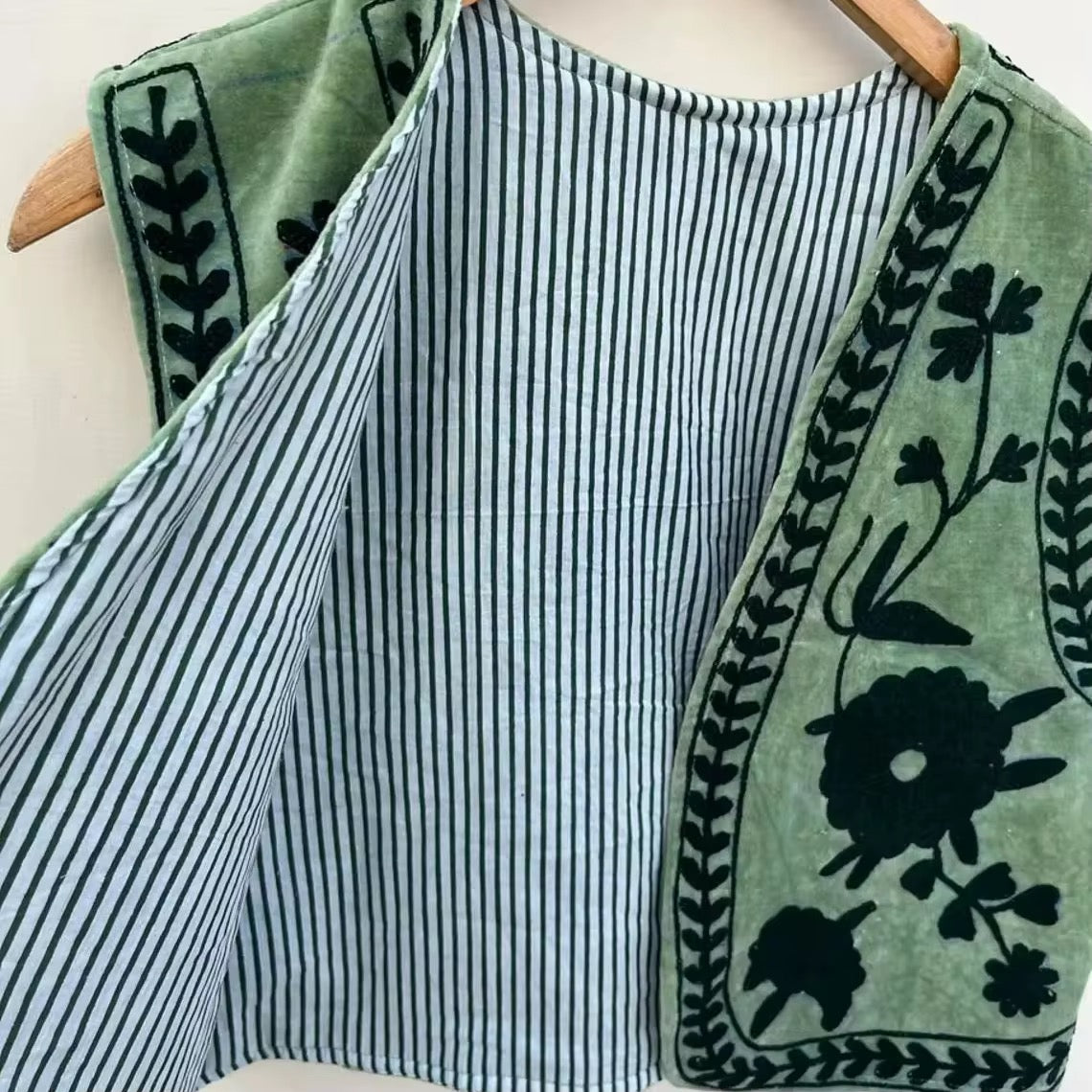 Chaleco terciopelo con bordados verde