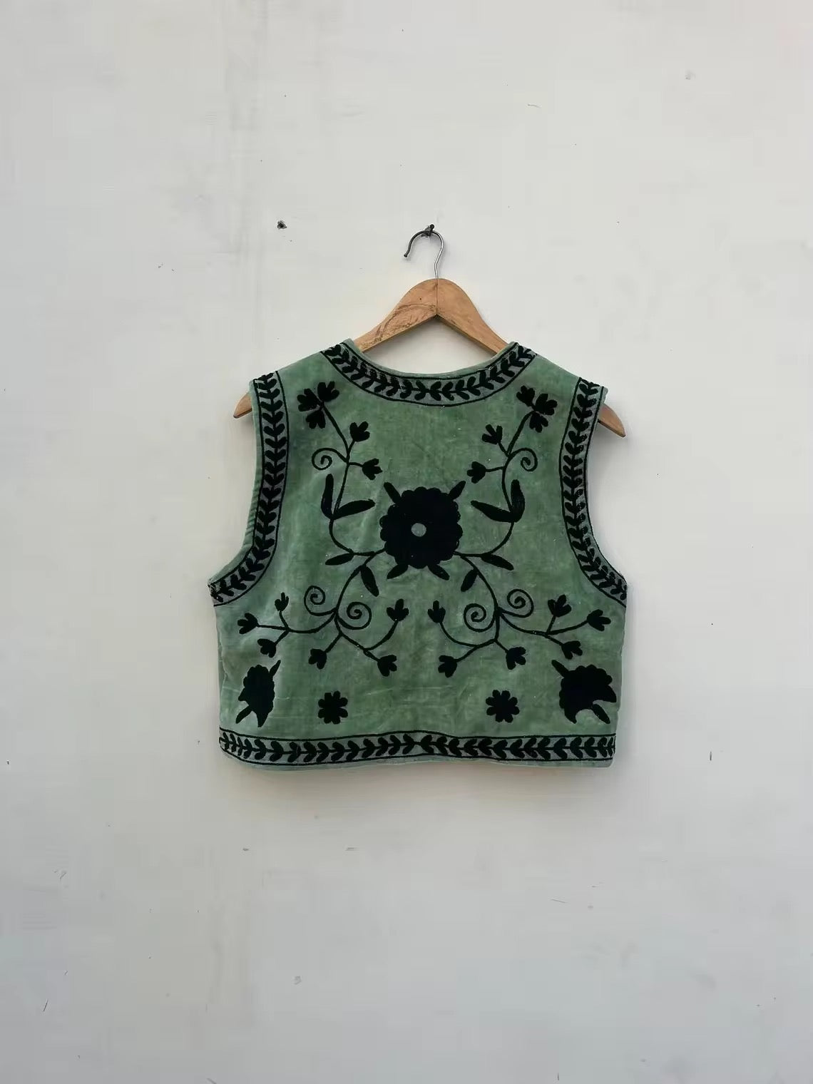 Chaleco terciopelo con bordados verde