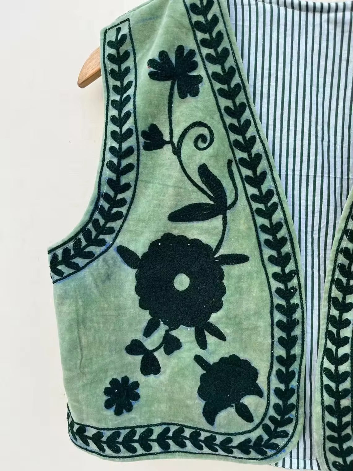 Chaleco terciopelo con bordados verde