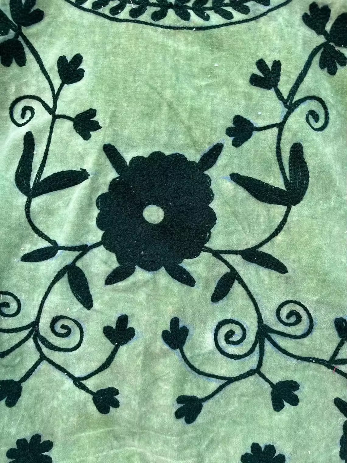 Chaleco terciopelo con bordados verde