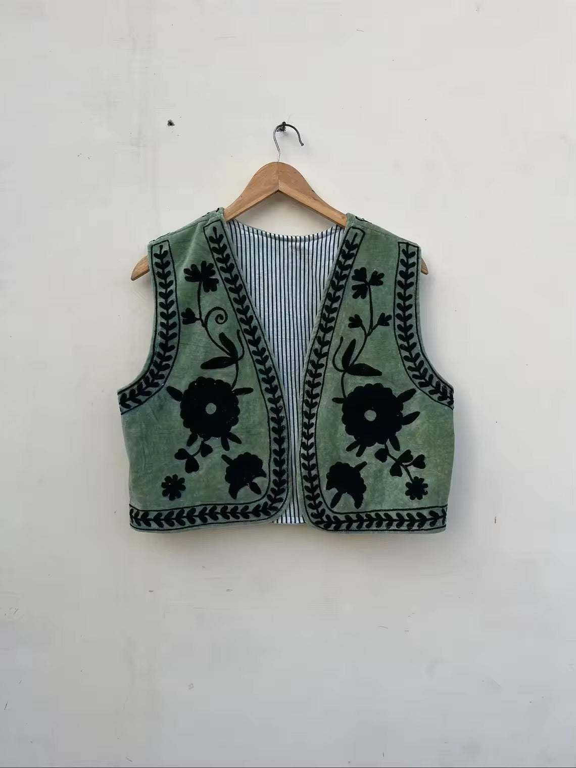 Chaleco terciopelo con bordados verde