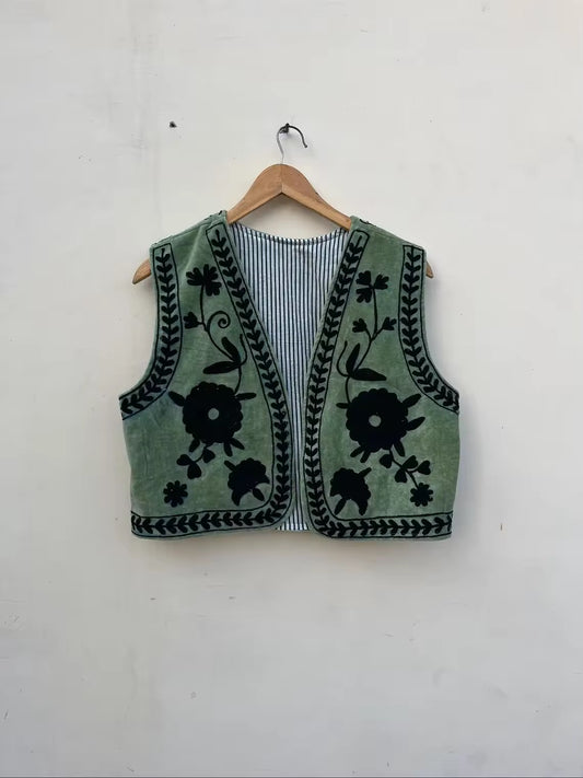 Chaleco terciopelo con bordados verde
