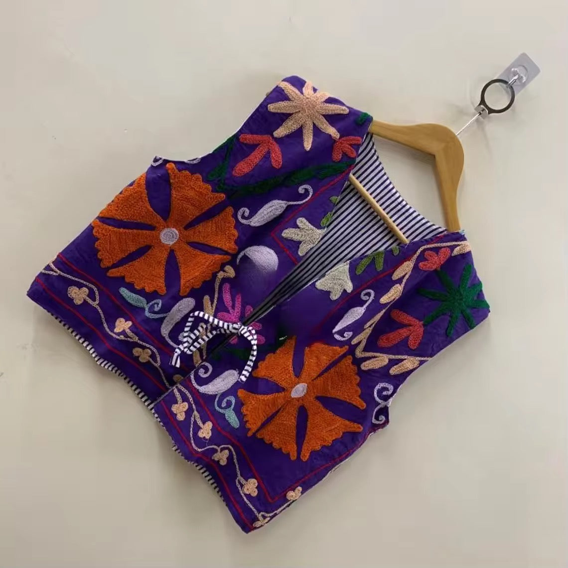Chaleco terciopelo con bordados morado