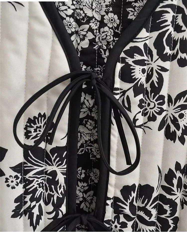 Chamarra flores blanca y negra