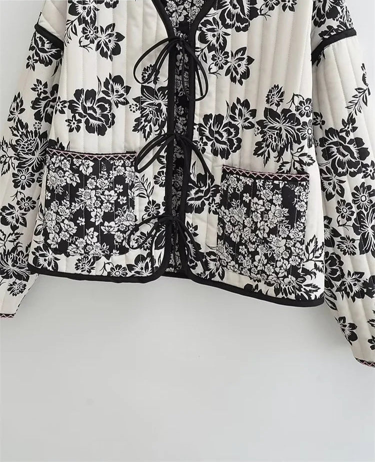 Chamarra flores blanca y negra